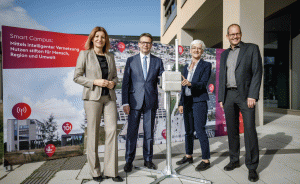 Präsentieren die Antenne für den Smart Campus: Dr. Susanna Zapreva, Vorstandsvorsitzende enercity AG; Prof. Dr. Volker Epping, Präsident Leibniz Universität Hannover; Prof. Prof. h.c. Dr.-Ing. Birgit Glasmacher, M.Sc. Leiterin des Instituts für Mehrphasenprozesse (IMP); Ulf-Birger Franz, Regionsrat und Dezernent Wirtschaft, Verkehr und Bildung der Region Hannover