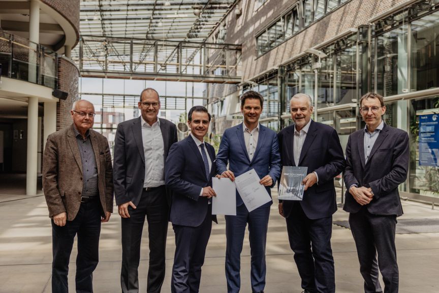 Dr. Bernd Schulte-Middelich, Wirtschaftsdezernent Ulf-Birger Franz, Garbsens Bürgermeister Claudio Provenzano, Regionspräsident Steffen Krach, Ekkehart Fabian, asto-Gesellschafter und Prof. Holger Blume, Vizepräsident der Universität Hannover. Credit: Region Hannover/Philipp Schröder