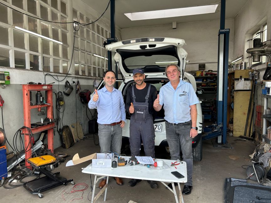 Tornike Murtskhavaladze, Leiter des Welcome Center Region Hannover, KFZ-Mechatroniker Mohamed Chamakh und Michael Erben,  Geschäftsführer vom Autohaus Bennigsen GmbH.