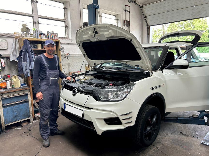 KFZ-Mechatroniker Mohamed Chamakh in der Werkstatt