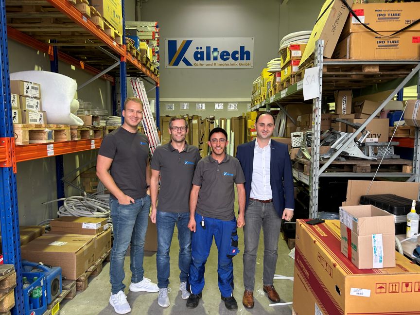 Jannes Lehmann, Personalleiter bei Kältech, Julian Kutzinski, Meister für Kälte- und Klimatechnik bei Kältech, Faoudi Jlidi, Mechatroniker bei Kältech, und Tornike Murtskhavaladze, Leiter des Welcome Center Region Hannover