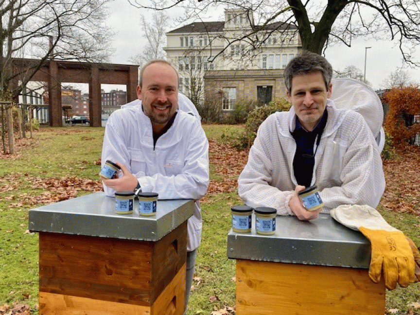 Tim Mittelstaedt, Digitalkoordinator der Region Hannover, und Marc Junker, Imker, bei der Honigernte.