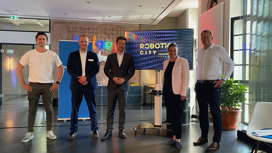 Dr. Jens Kotlarski, Geschäftsführer ROBCORE GmbH, Philipp Becker, Geschäftsführer Vision Lasertechnik GmbH, Steffen Krach, Regionspräsident, Prof. Dr. Julia Gillen, Vizepräsidentin für Lehre und Studium der Leibniz Universität Hannover und Stefan Muhle, Staatssekretär im Niedersächsischen Ministerium für Wirtschaft, Arbeit, Verkehr und Digitalisierung (v.l.n.r.) Regionspräsident Steffen Krach enthüllt gemeinsam mit weiteren Würdenträgern die Dachmarke “Robotics City Hannover“