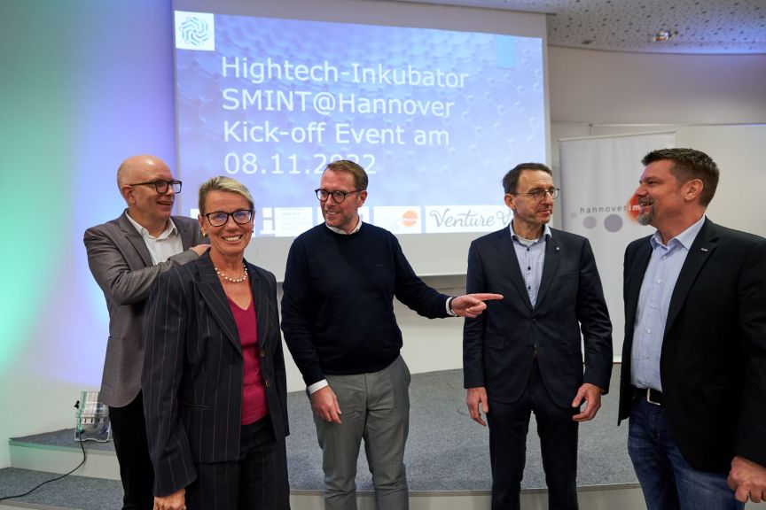 Bildunterschrift (v. l. n.r.):  Prof. Martin Grotjahn (Hochschule Hannover), Doris Petersen (hannoverimpls), Staatssekretär Stefan Muhle, Prof. Dr.-Ing. Holger Blume (Leibniz Universität Hannover), Dr. Dietmar Kracht (Laser Zentrum Hannover)