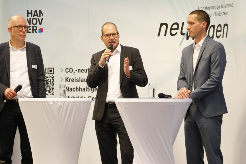 Prof. Dr.-Ing. Martin Grotjahn (Hochschule Hannover), Ulf-Birger Franz (Region Hannover) und Dr. Michael Merwart (neu/wagen) v.l.n.r. beim Kick-off des Transformationsnetzwerks neu/wagen