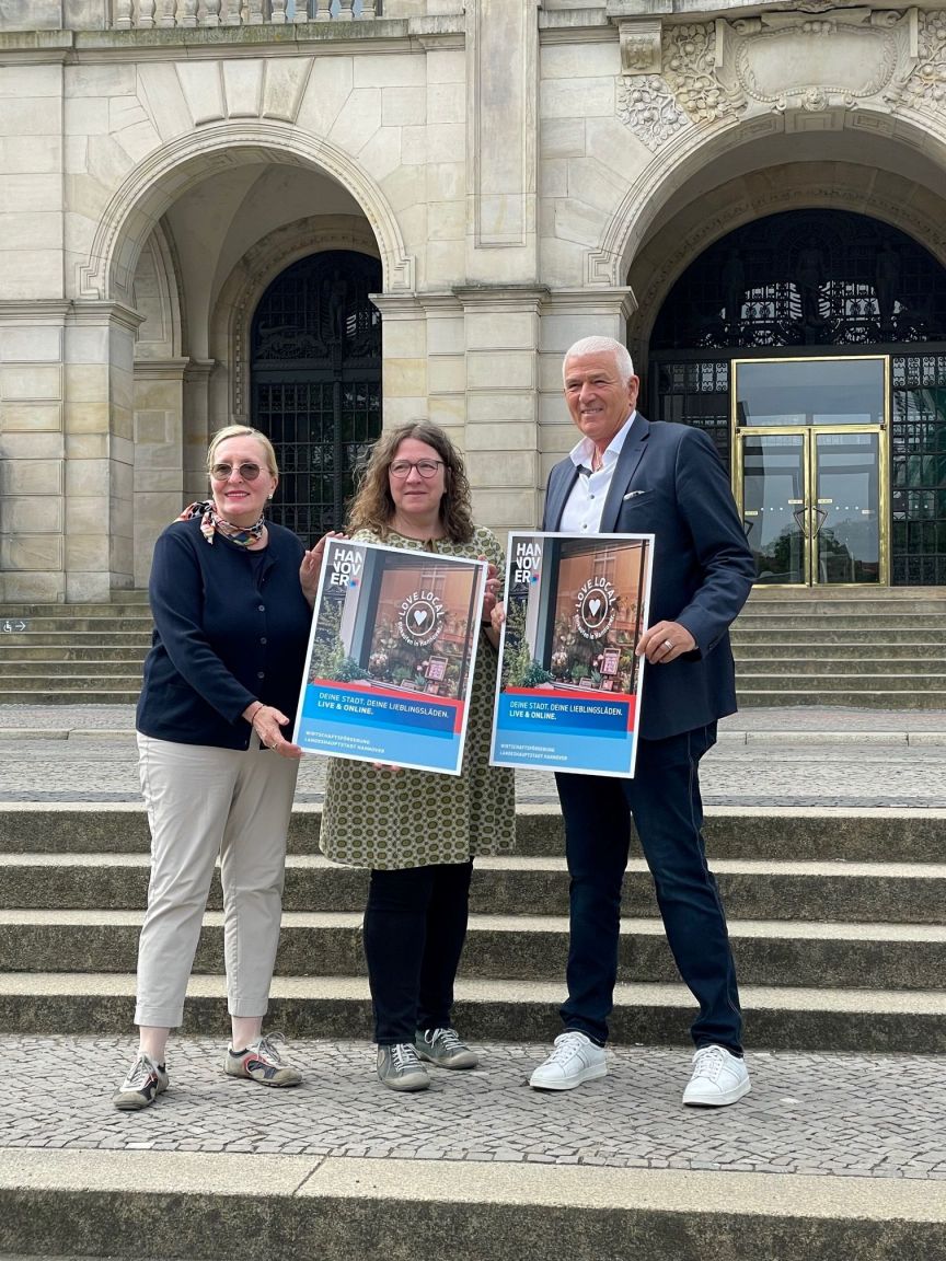 von links: Helga Bretschneider, Lister Lieblinge e.V., Anja Ritschel, Wirtschafts- und Umweltdezernentin Landeshauptstadt Hannover und Roland Lüning, VGI-Verein für Gewerbe und Industrie Misburg-Anderten e.V. mit dem Motiv der Kampagne "Deine Stadt.Deine Lieblingsläden. Live und online."