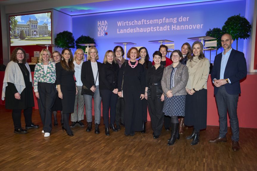 Mira Jago und ehemalige STADT HANNOVER PREISTRÄGERINNEN beim Wirtschaftsempfang mit Wirtschafts- und Umweltdezernentin Anja Ritschel (links) und Oberbürgermeister Belit Onay